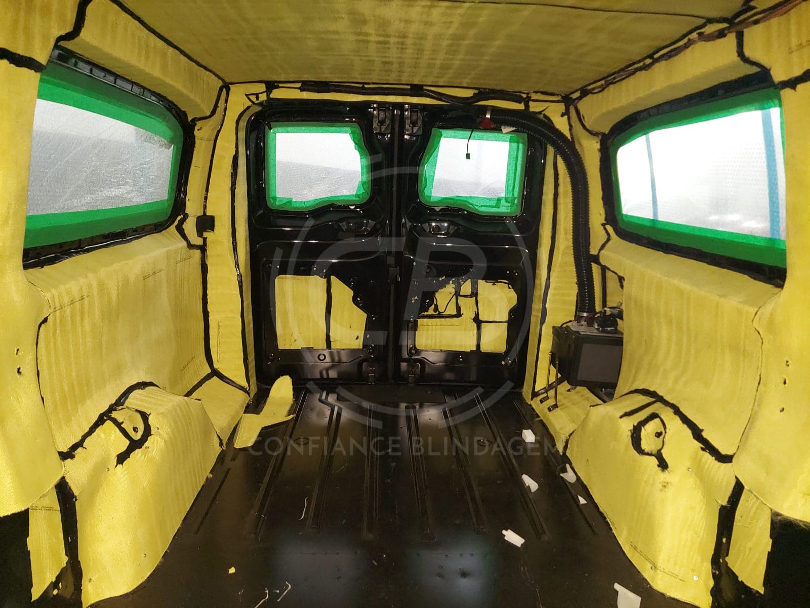 Interior de van com manta de aramida nas laterais e teto